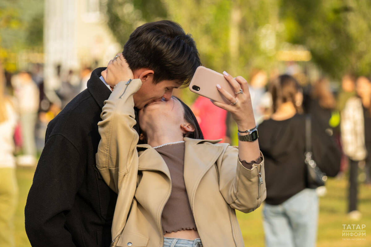 Юрист Соловьев опроверг наличие штрафов за поцелуи в общественных местах