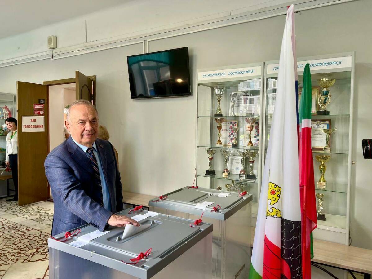 Председатель СМО РТ Экзам Губайдуллин вместе с супругой проголосовал на выборах