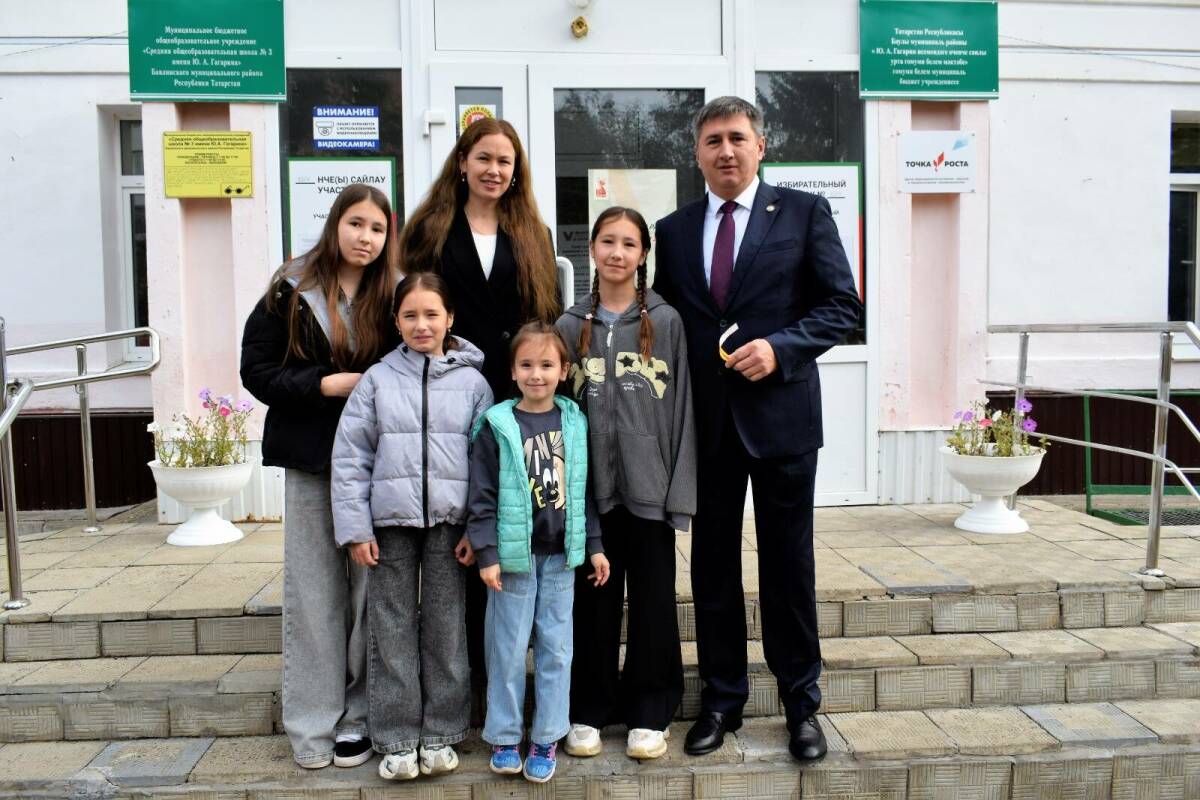 «Сегодня важный день для республики»: глава Бавлинского района проголосовал с семьей