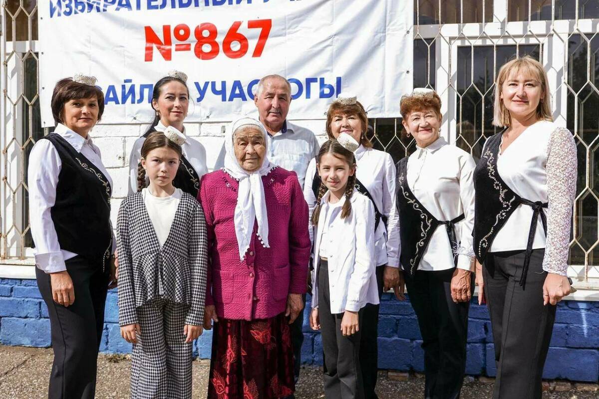 Педагогическая династия из Сулеево пришла на выборы в национальных костюмах