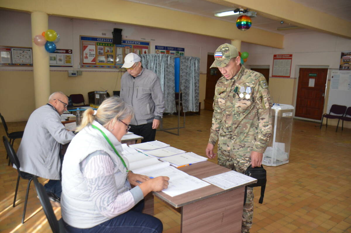 «Мы голосуем за мир»: участник СВО отдал свой голос в Агрызском районе