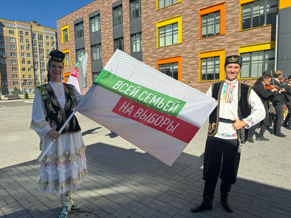 Ретро-«Волга» и хиты 80-х: «АгитБригада-80» объезжает избирательные участки Казани