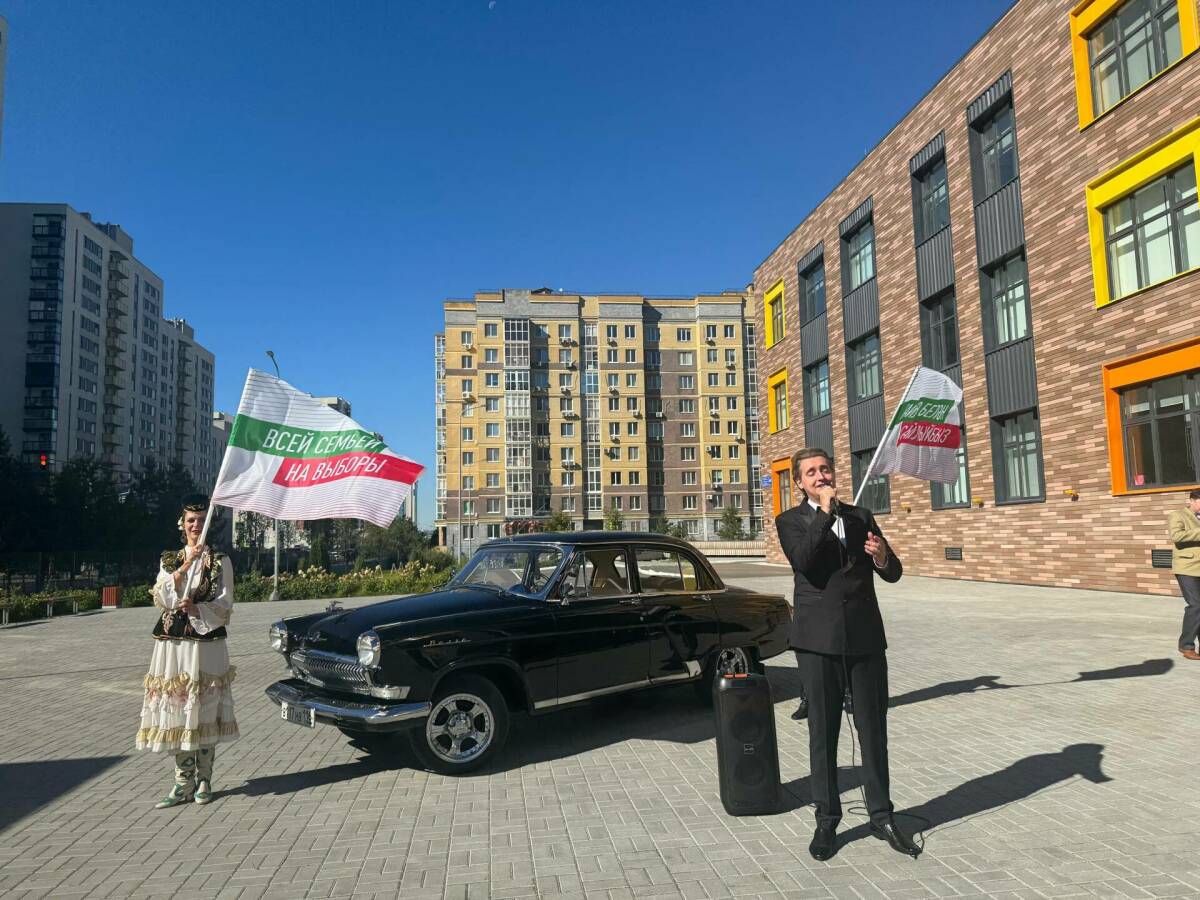 Ретро-«Волга» и хиты 80-х: «АгитБригада-80» объезжает избирательные участки Казани