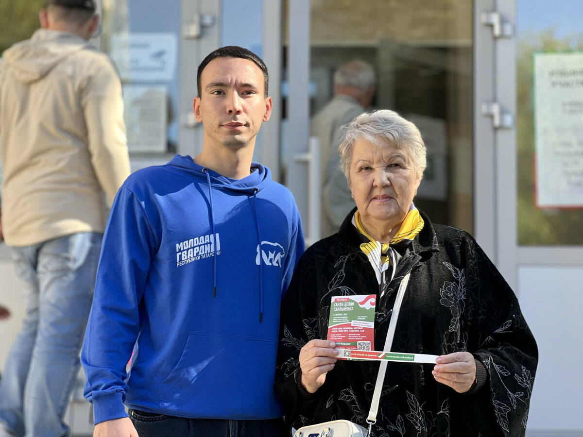 Молодогвардейцы проводили до избирательного участка ветерана ВОВ в Казани