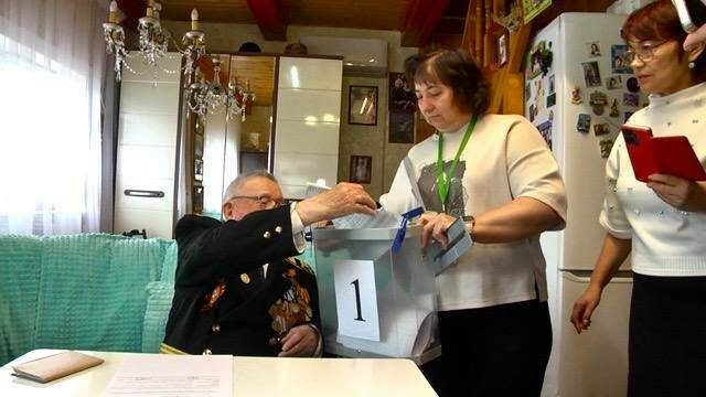 В Елабуге на дому проголосовали участник войны и старейшая жительница города