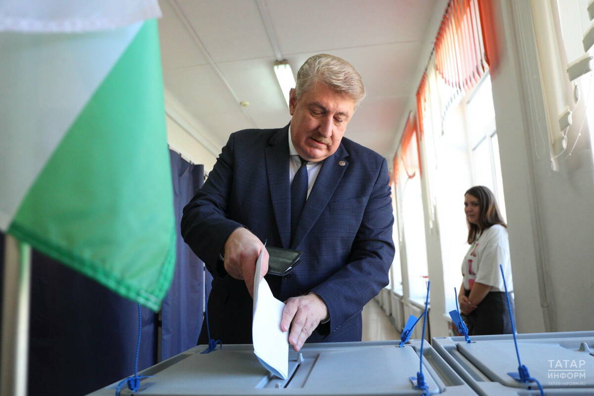 Председатель ЦИК РТ проголосовал на выборах Раиса Татарстана