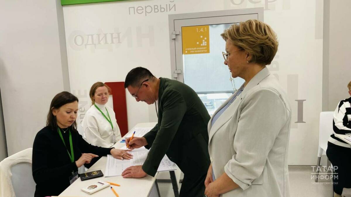 «Мы свой долг исполнили»: Певец Салават Фатхутдинов пришел на выборы вместе супругой