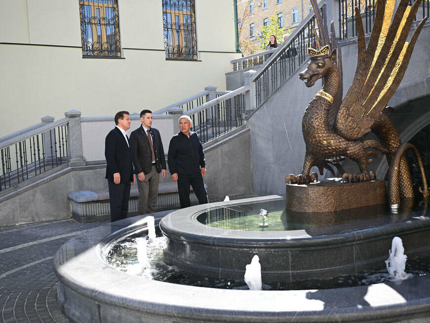 Минниханов и Метшин осмотрели обновленный сквер «Зилант» с фигурой казанского дракона