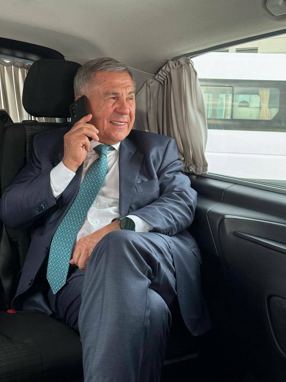 Опубликовано фото Минниханова, принимающего поздравления с победой на выборах Раиса РТ