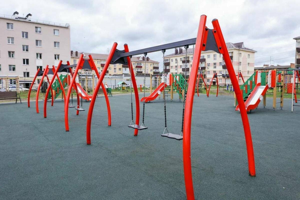 В Альметьевске открыли обновленный двор с современной детской площадкой