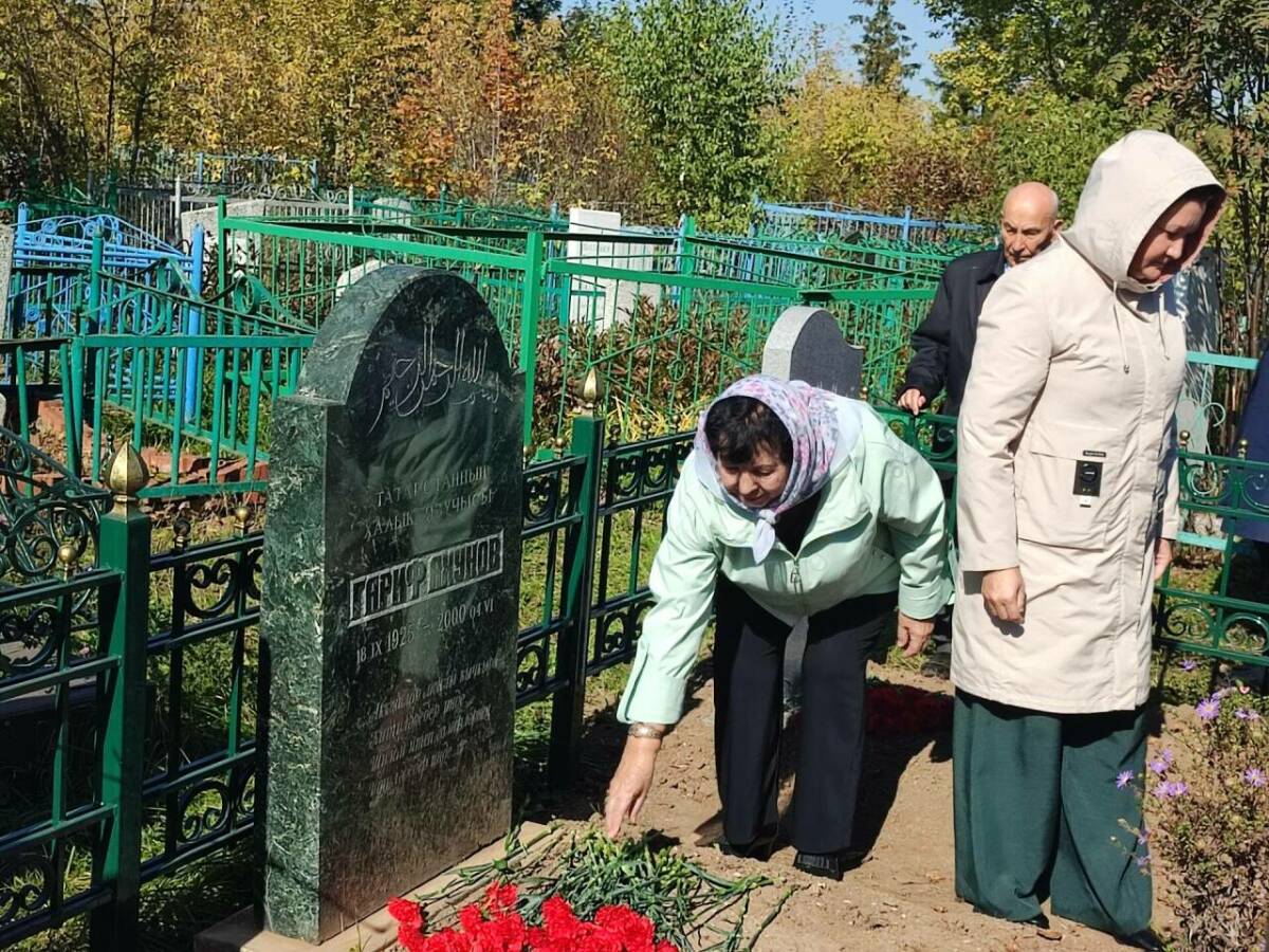 В Арске в честь 100-летия Гарифа Ахунова возложили цветы к могиле писателя