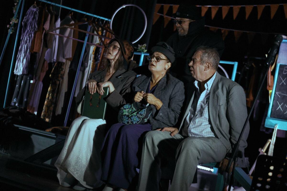 «Какая разница какая эпоха?!»: ТЮЗ поставил «Человека в футляре» на советских качелях