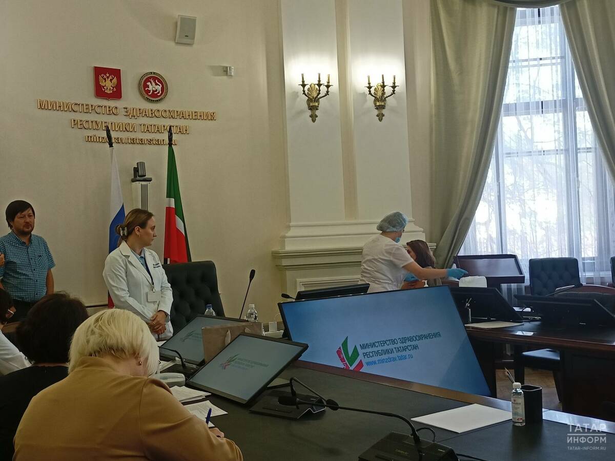 «Защищаться нужно уже сегодня»: сотрудники Минздрава РТ вакцинировались от гриппа