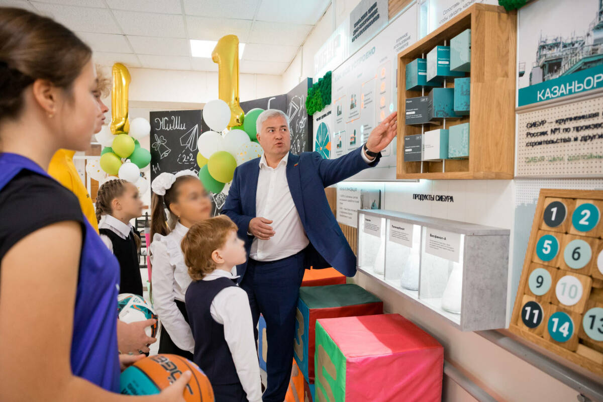 «Профориентация началась уже с начальной школы»: СИБУР открыл бренд-зону в школе Казани
