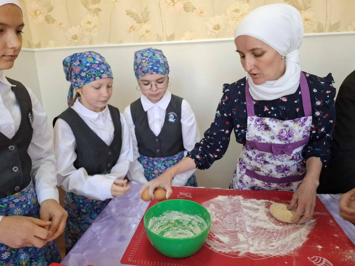 «Делаем лапшу, чтобы помочь солдатам»: нижнекамские школьницы готовят для бойцов СВО