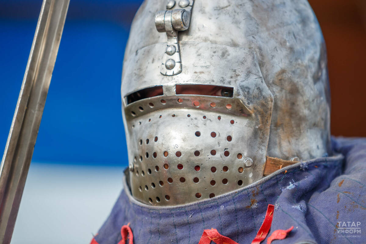 В Казани выставили на продажу доспехи рыцаря