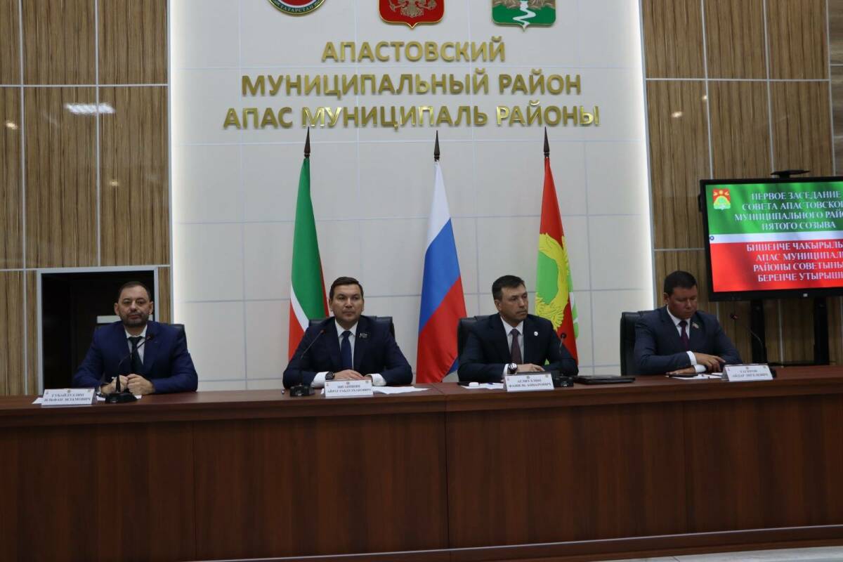 «Создавать комфортные условия жизни»: Айрат Зиганшин избран главой Апастовского района