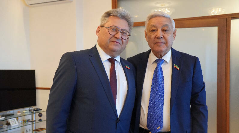 Фарид Мухаметшин вручил удостоверение депутата Госсовета РТ Андрею Фомичеву