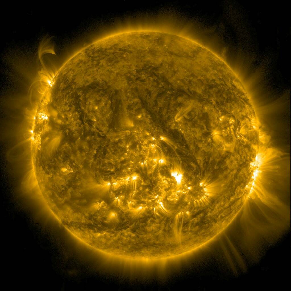 На Солнце за день произошли три сильные вспышки