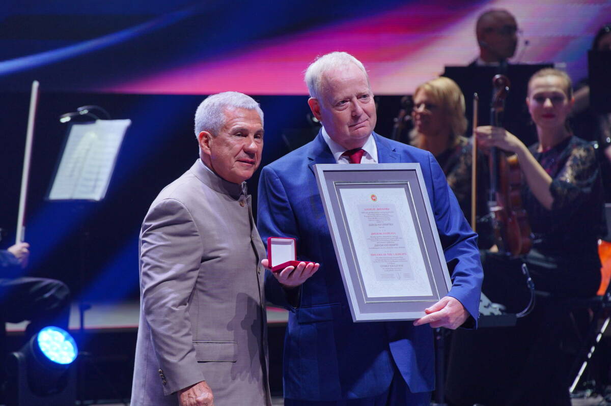 Рустам Минниханов вручил Арбузовскую премию профессору химии из Венгрии Дьёрдю Кеглевичу