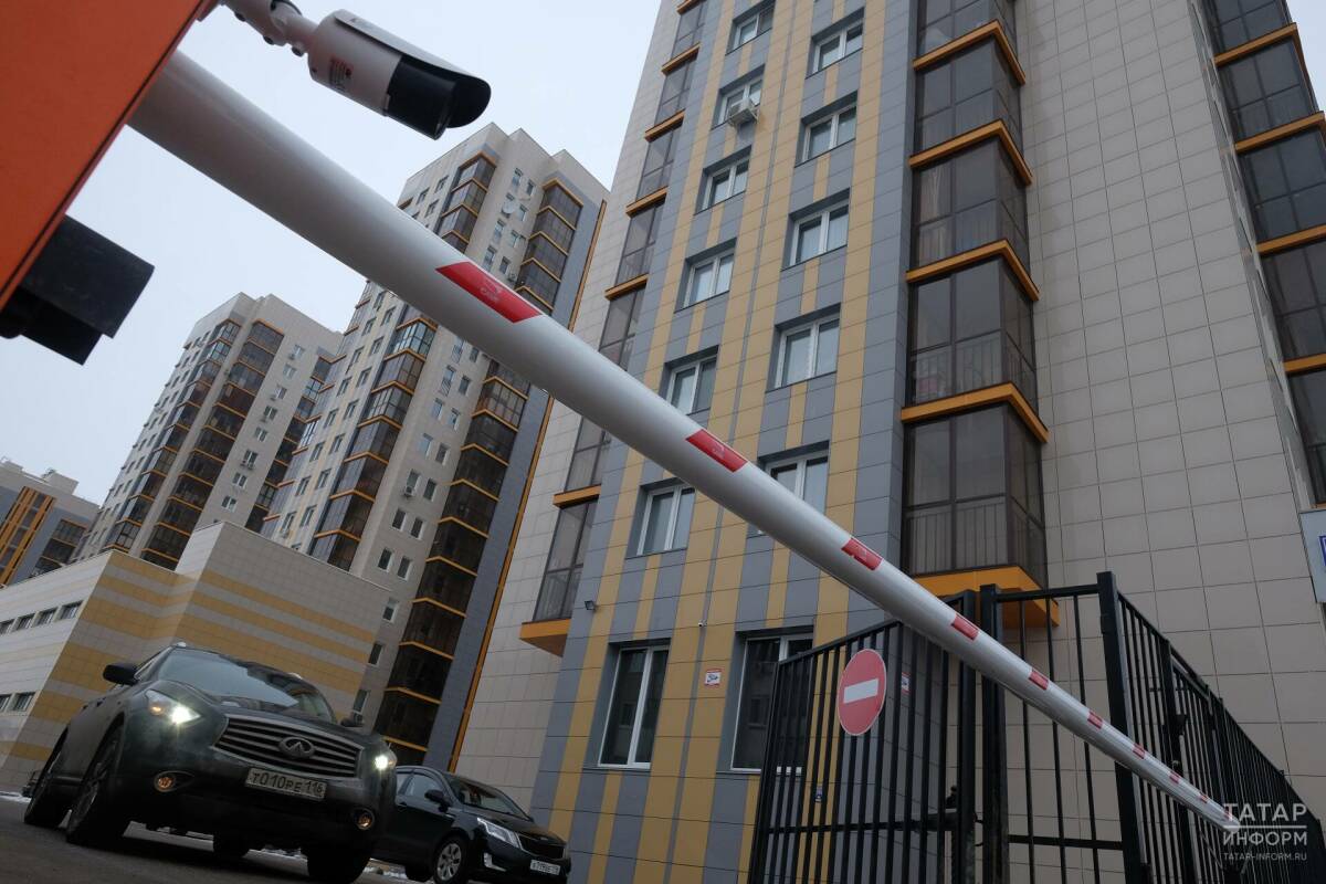 Мошенники маскируются под сотрудников УК и обманывают жителей схемой со шлагбаумом