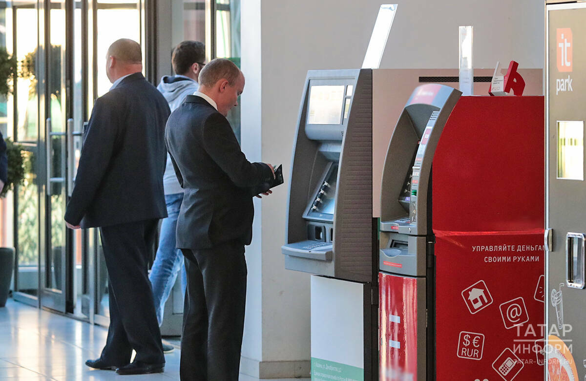 Разрыв в зарплатах, стигматизация деменции и вера в инопланетян: обзор аналитики сентября