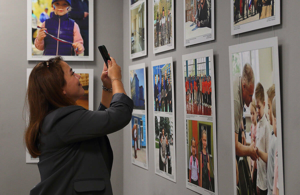 Сегодня в России отмечается День воссоединения с историческими территориями. В Казани к этому знаменательному дню приурочили фотовыставку о жизни подшефных Татарстану городов Лисичанска и Рубежного. Подробнее – в репортаже «Татар-информа».