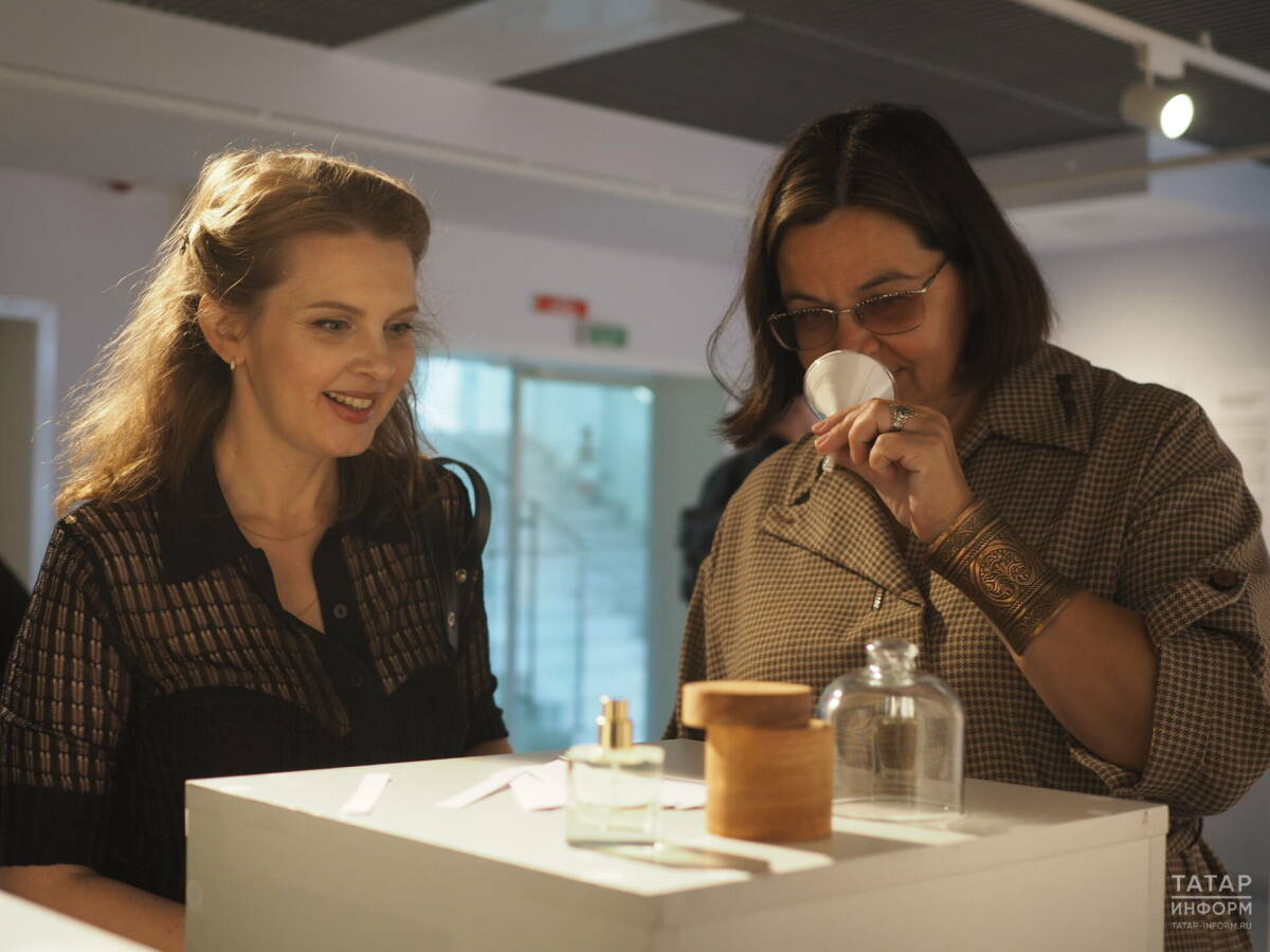 Вернисаж скульптора-ювелира из Перми Альфиза Сабирова дополнил перформанс Нурбека Батуллы