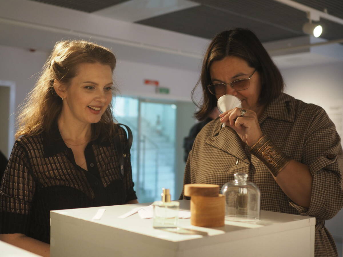 Вернисаж скульптора-ювелира из Перми Альфиза Сабирова дополнил перформанс Нурбека Батуллы