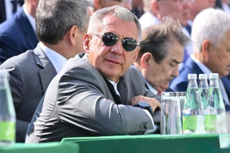 Рустам Минниханов посетил концерт ко Дню нефтяника в Альметьевске