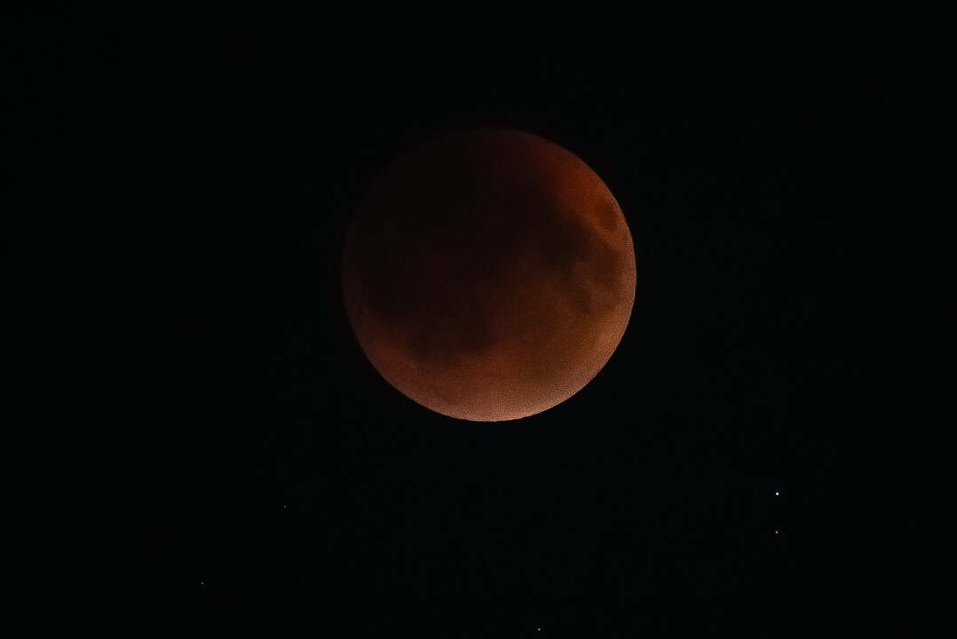 Жители Татарстана наблюдают полное лунное затмение