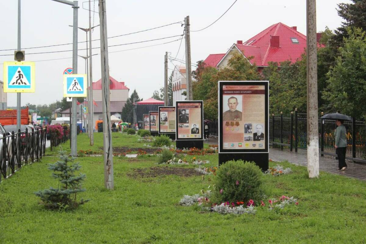 «Вспомним героев поименно»: в Нурлате работает уличная выставка об участниках войны