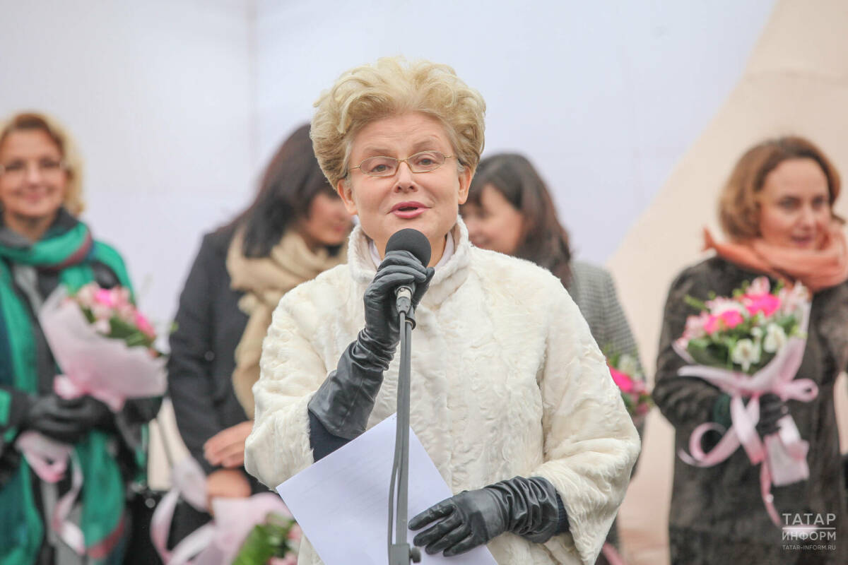 Малышева призвала россиянок рожать по достижении 18 лет