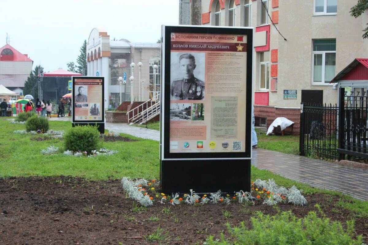 «Вспомним героев поименно»: в Нурлате работает уличная выставка об участниках войны