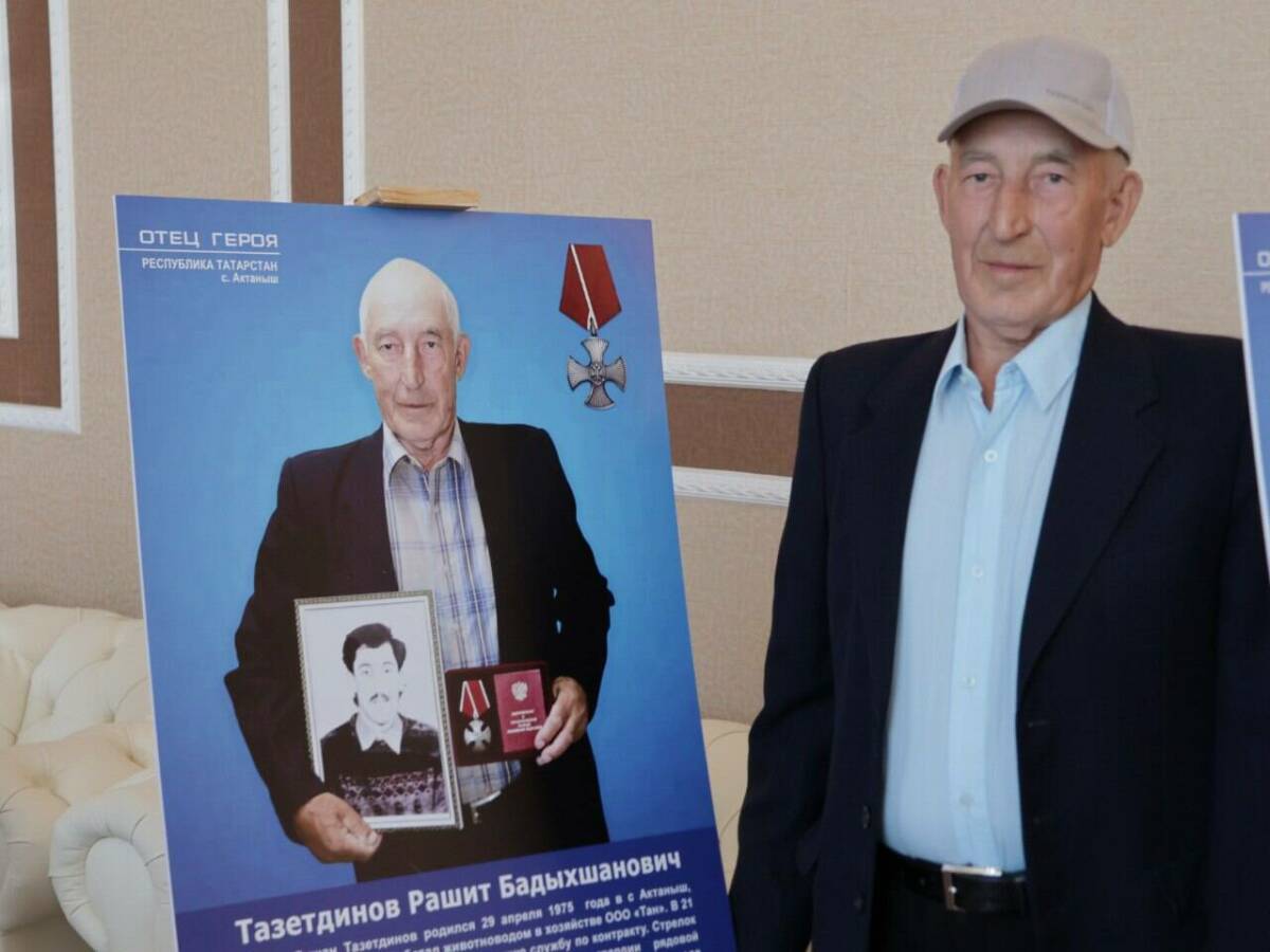 «Он жил не для себя, а для людей»: в Актаныше прошла выставка «Отец героя»