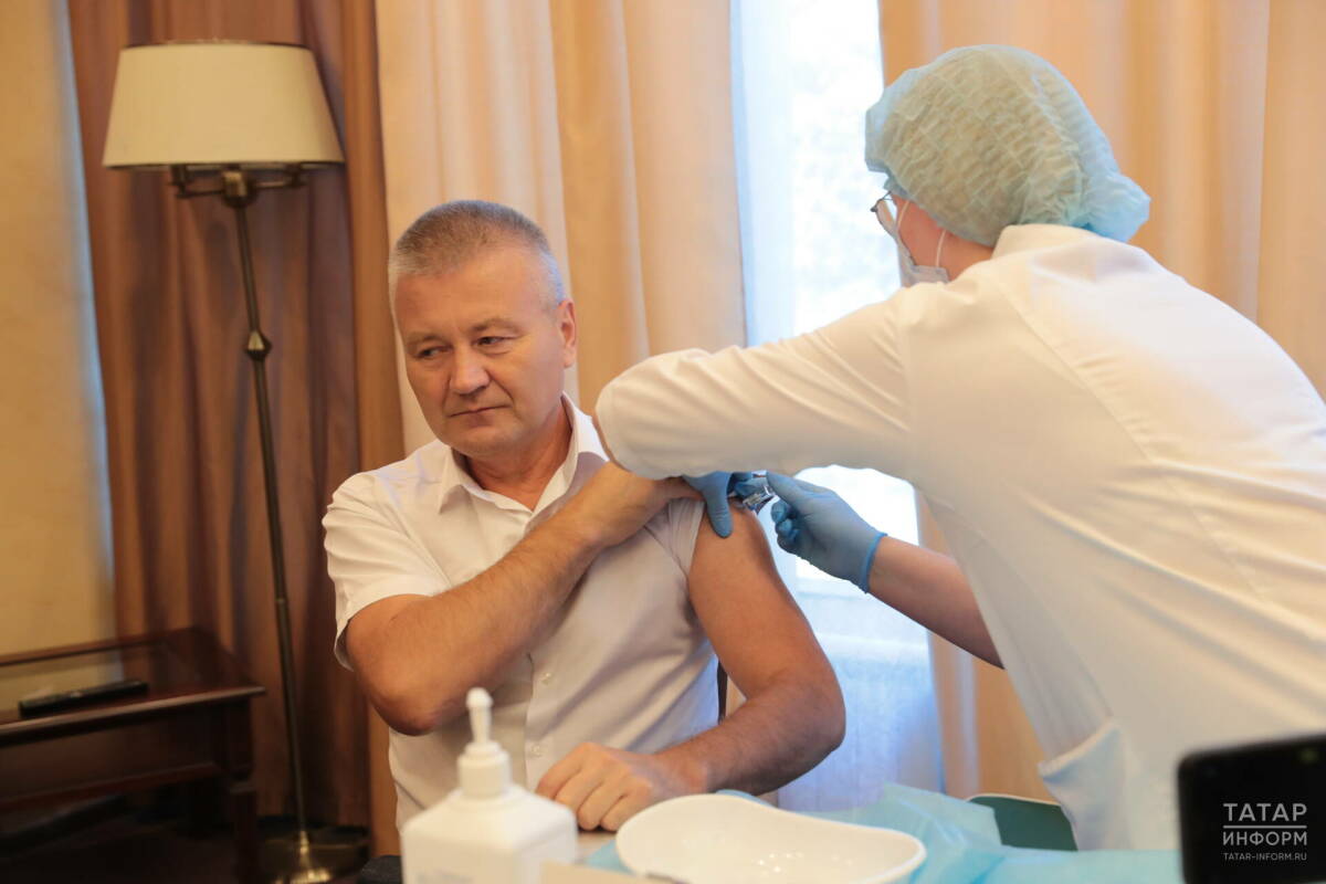 «Животных вакцинируем и сами должны»: замглавы ветеринарной службы РТ привился от гриппа