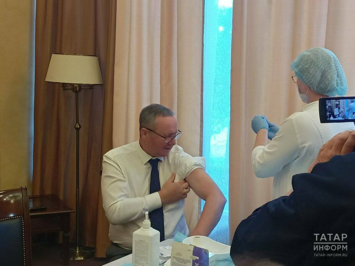 Айдар Салимгараев привился от гриппа вместе с сотрудниками «Татмедиа»