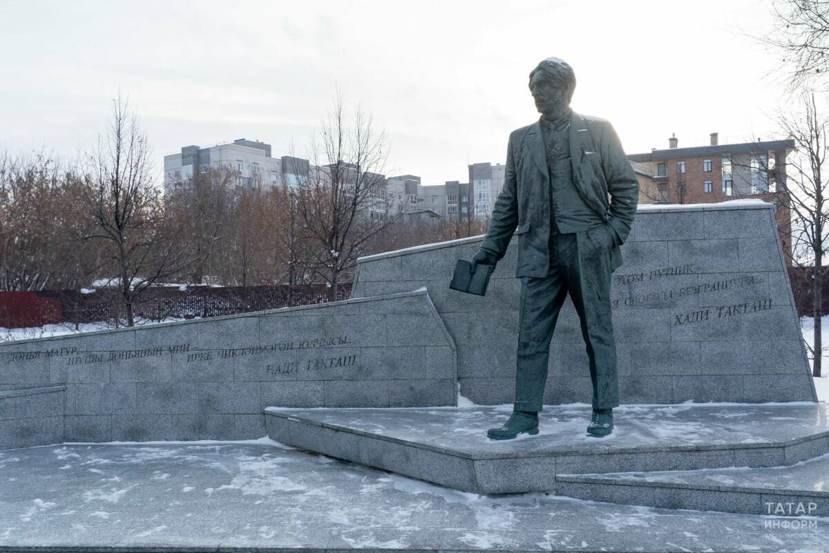 В Казани почтили память великого поэта Хади Такташа