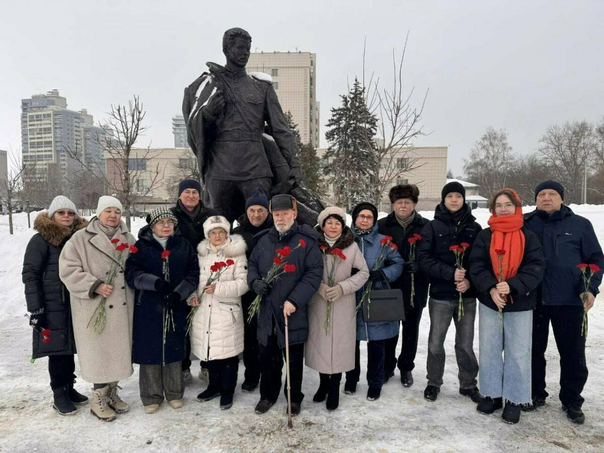 Артем Каримов у памятника деду – Фатиху Кариму: Он не смог допеть свою песню до конца
