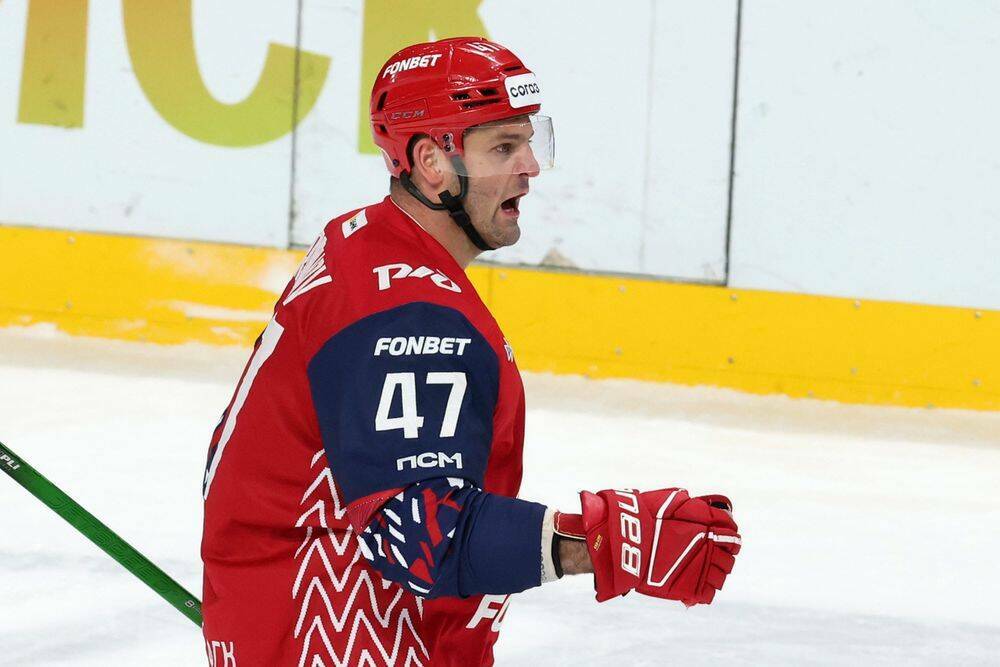 Руководство «Локомотива» сделало ставку на 39-летнего форварда Александра Радулова еще на один сезон. А это значит, что вне зависимости от того, кто возглавит «железнодорожников» в будущем году, такой игрок как Радулов - пригодится. Почему ярославцы заинтересованы в возрастном форвардом и как долго тот будет феерить в КХЛ - разбирается «ТИ-Спорт».