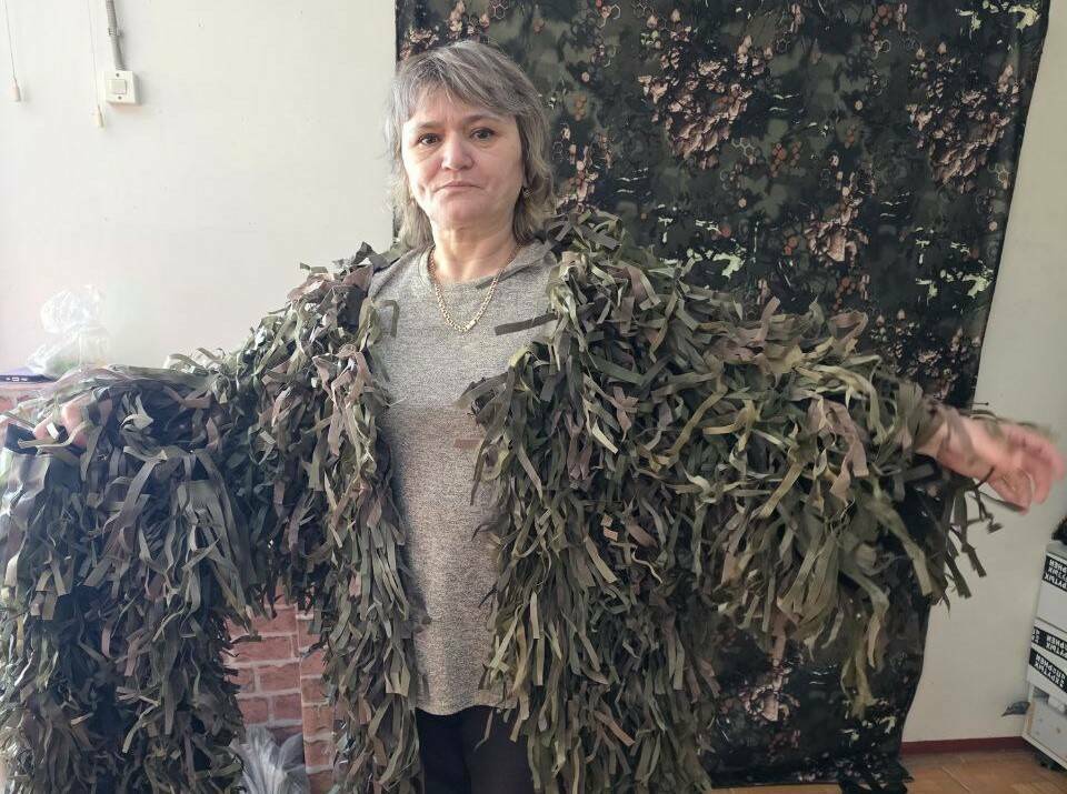 В Центре активного долголетия Нурлата шьют маскостюмы и сети для бойцов СВО