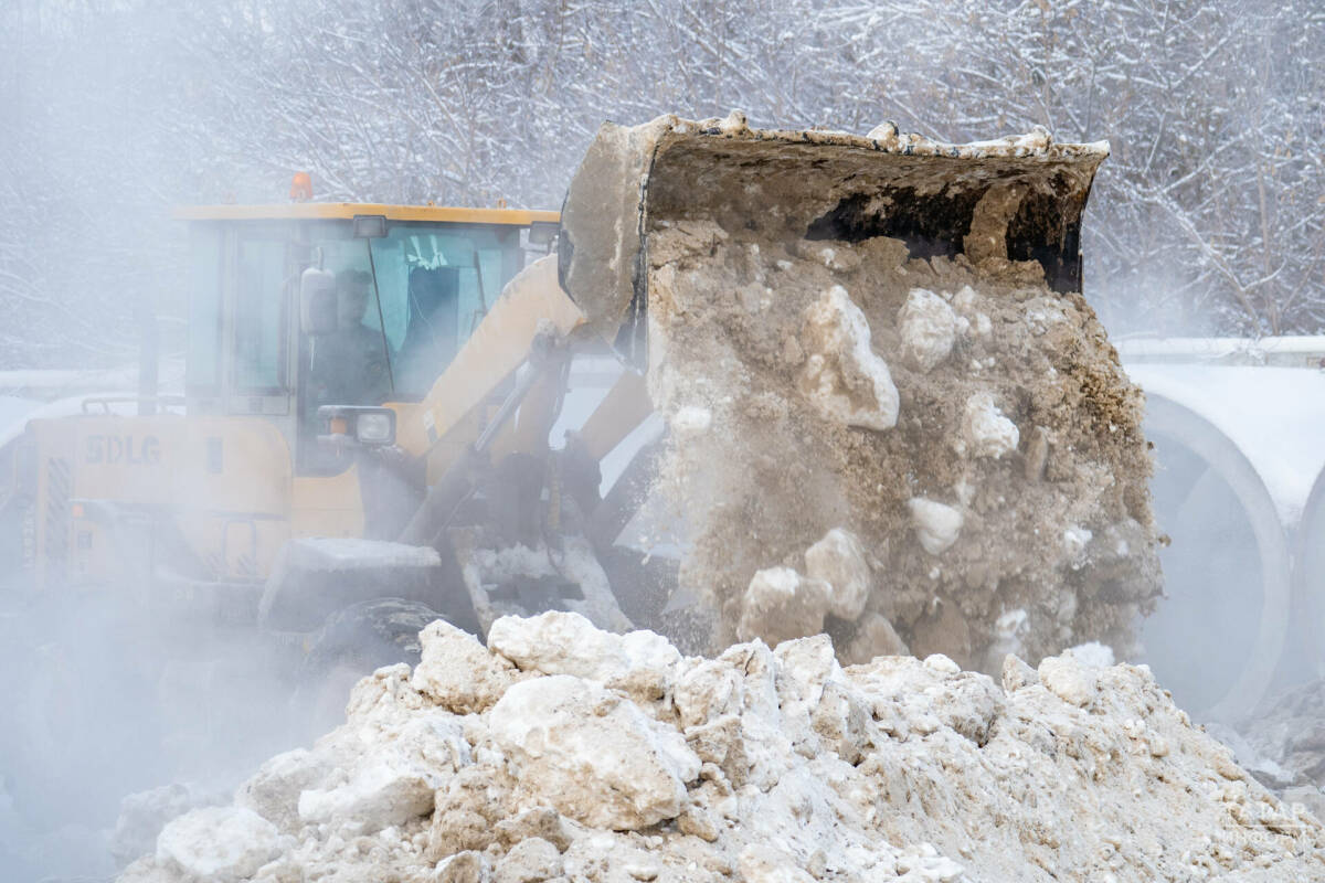 В Татарстане на региональных дорогах убирают снег 340 машин