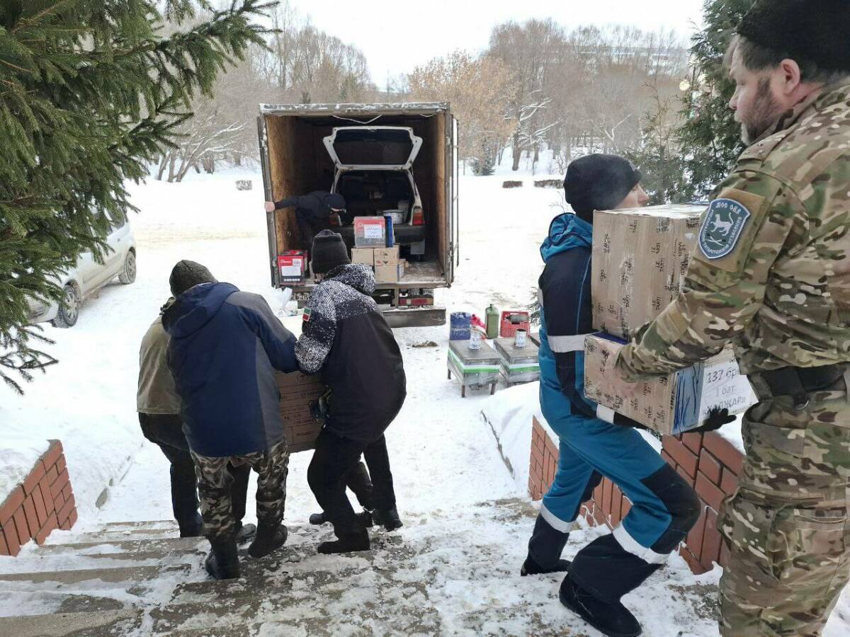 Ветераны пограничных войск Заинска передали в зону СВО автомобиль