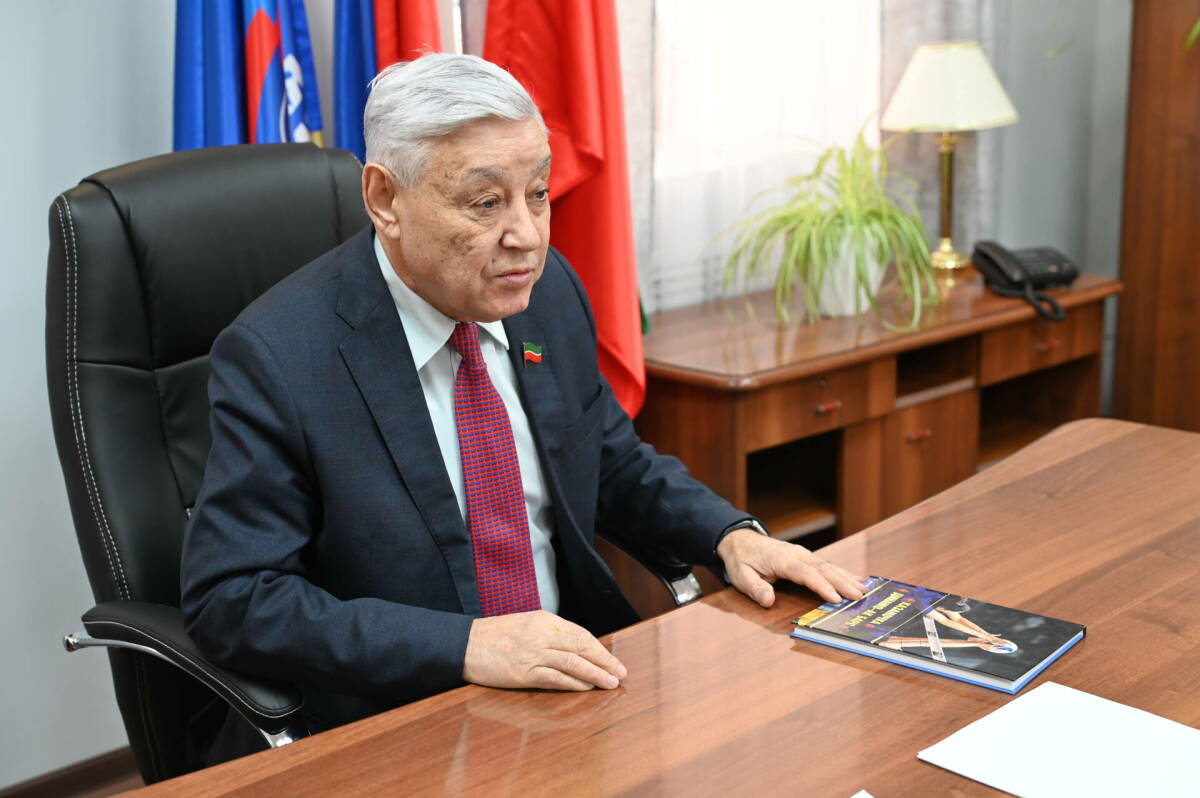 Фәрит Мөхәммәтшинга «Динамо-Ак Барс» турында китап бүләк иткәннәр