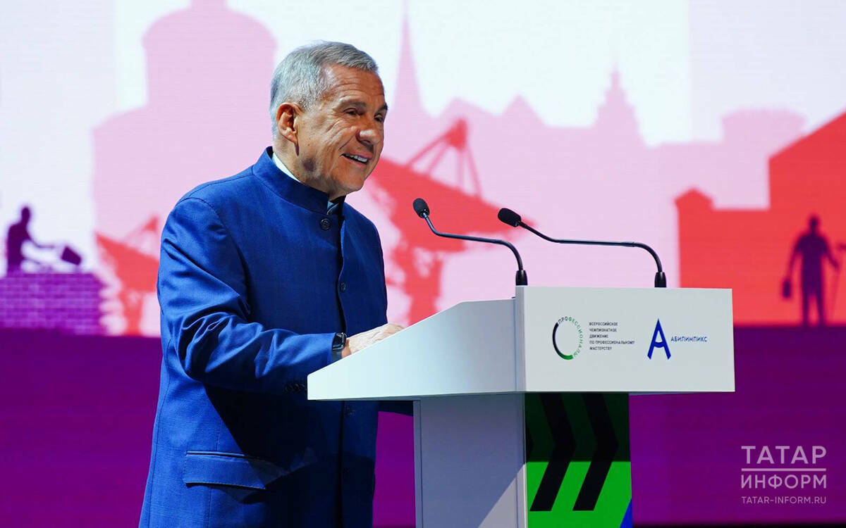 «Гордимся вами!»: Раис РТ вручил награды призерам движений «Профессионалы» и «Абилимпикс»