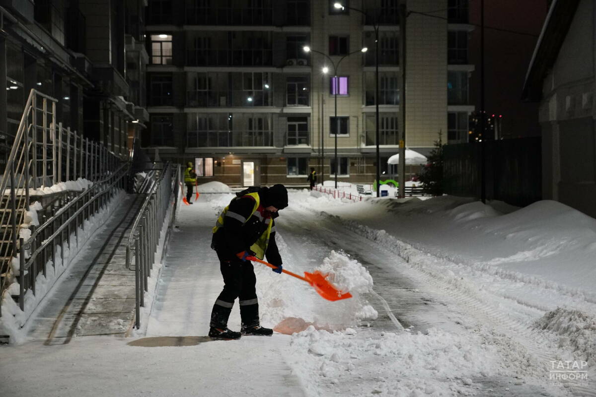 Эксперт пояснил, что управляющие компании обязаны убирать снег и наледь во дворах