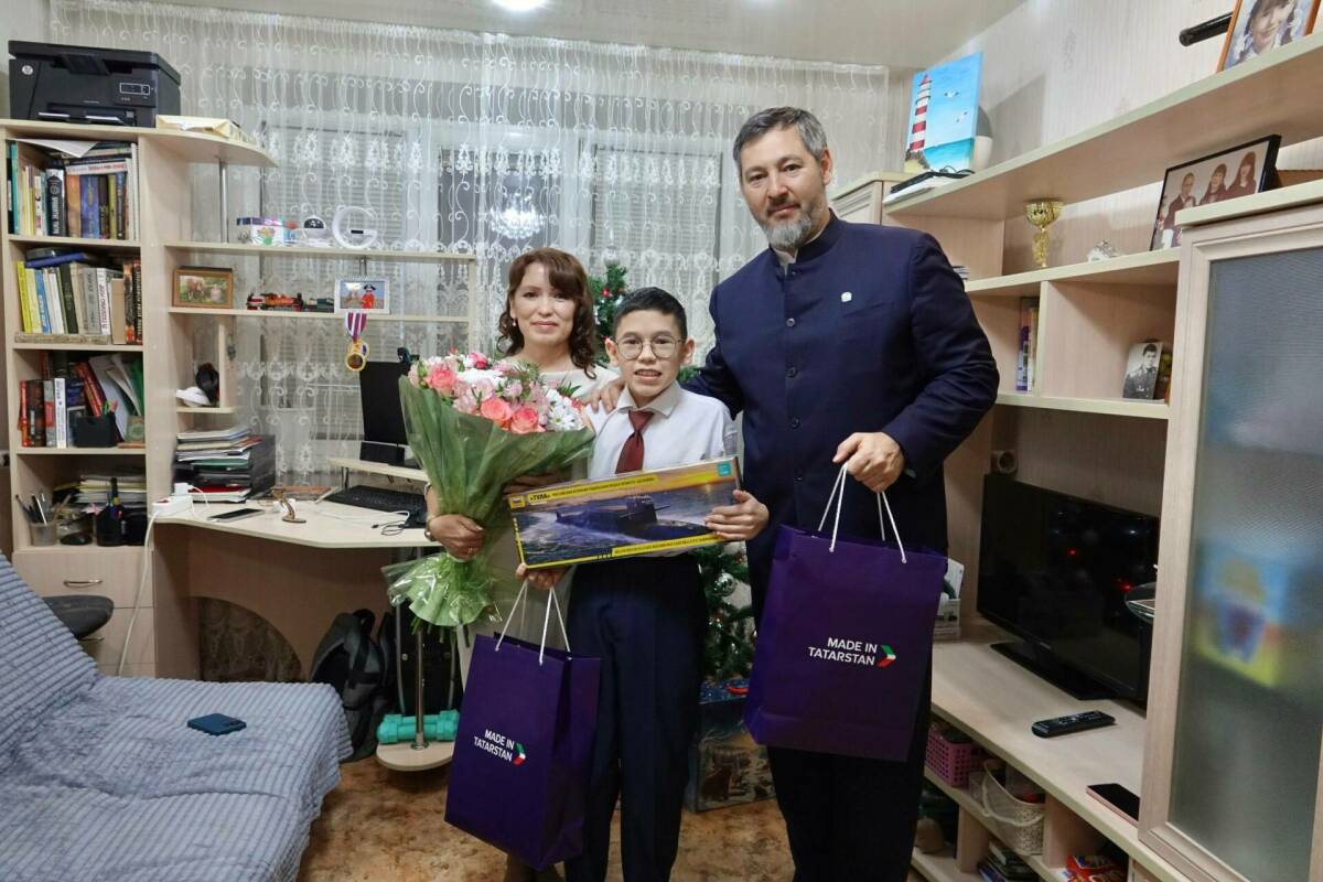 Коробченко передал подарки юному челнинцу, с помощью Цивилева побывавшему на АПЛ