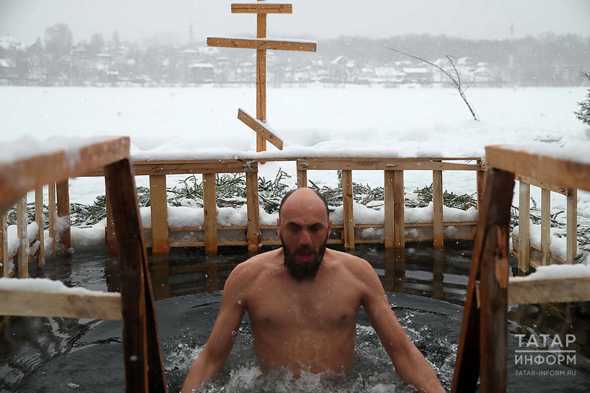 «Погружение в ледяную воду – стресс для организма»: эксперты о купании на Крещение