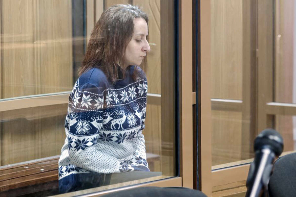 Верховный суд РТ в особом порядке рассматривает дело проститутки, которая по приказу сутенеров убила двух других секс-работниц. О шантаже за кражу дорогих часов клиента, похищении ребенка и убийстве проституток – репортаж «Татар-информа» из зала суда.