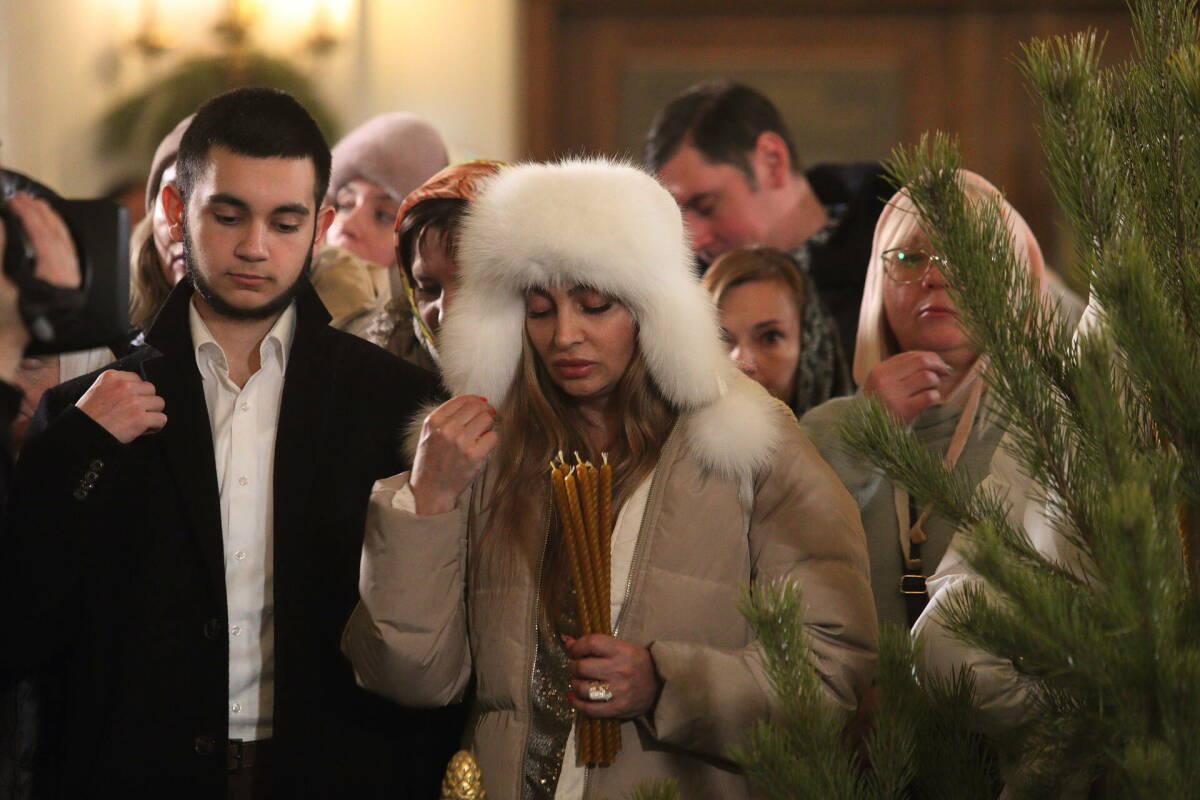 Можно ли на службе садиться, отвечать на телефон?: батюшка о том, как вести себя в храме